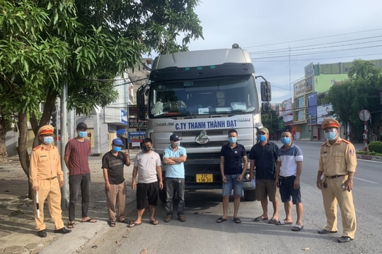 Phát hiện xe đầu kéo chở 6 người 'thông chốt' để ra khỏi thành phố Vinh