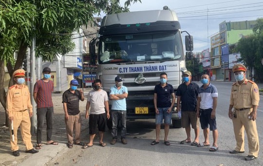 Xe đầu kéo lén chở 6 người trong cabin hòng 'thông chốt' ra khỏi thành phố lúc dịch bệnh phức tạp