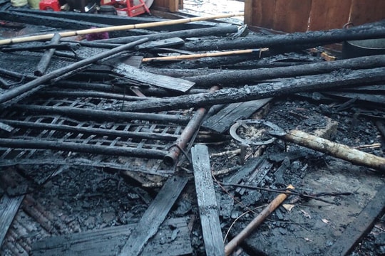 Một nhà dân bốc cháy lúc rạng sáng