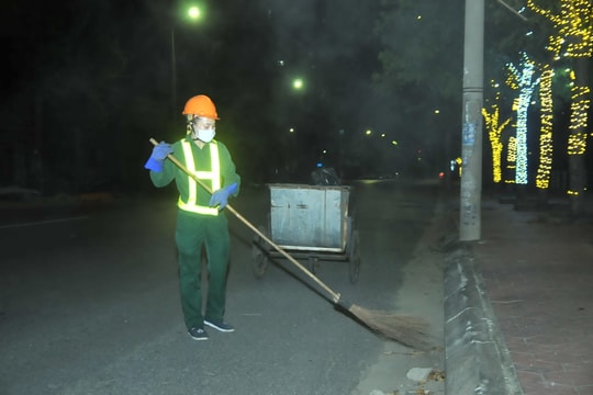 Tiếng chổi khua trong đêm cách ly ở thành Vinh