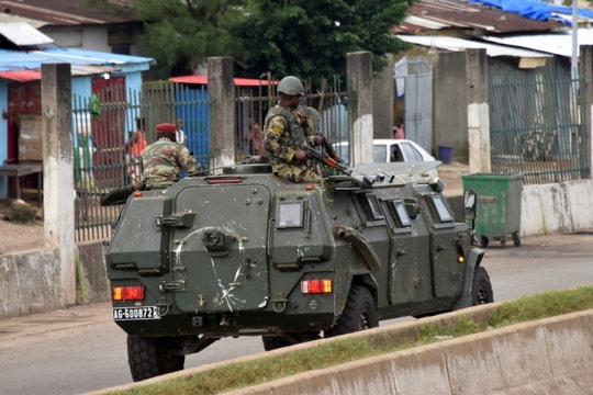 Tổng thống Guinea bị bắt, biên giới đóng cửa