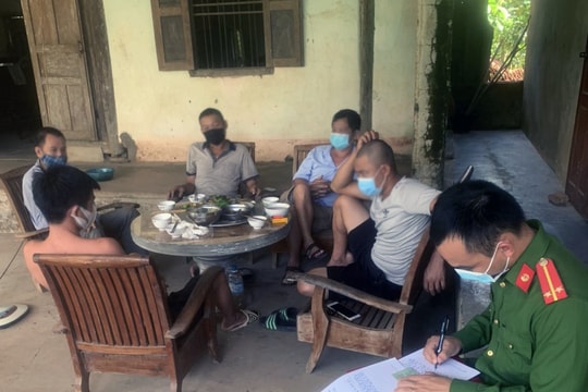 Đề nghị xử phạt 75 triệu đồng đối với 5 người ăn nhậu giữa mùa dịch