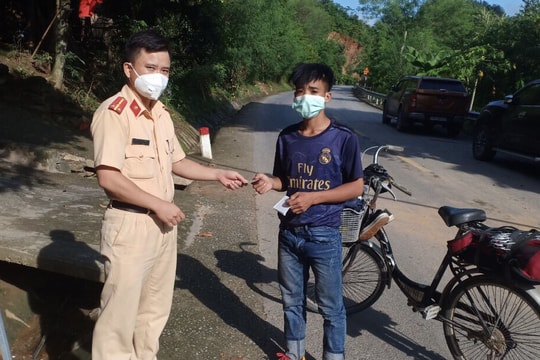 Nam thanh niên đi xe đạp từ Huế về Nghệ An tránh dịch