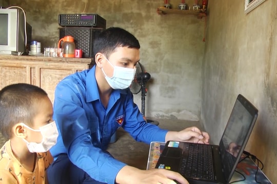 'Chiến sỹ công nghệ số' đồng hành cùng học sinh học trực tuyến