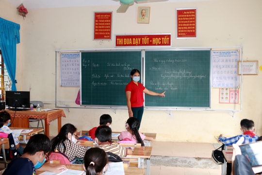 Giáo viên huyện Thanh Chương thực hiện '3 tại chỗ' khi trở lại trường dạy học
