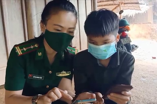Bộ đội biên phòng Nghệ An vào bản sâu hướng dẫn các em học trực tuyến