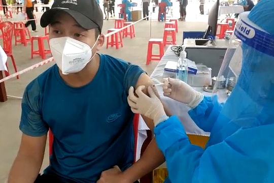 Video: Tiêm vắc xin cho tiểu thương và ban quản lý các khu chợ để sớm mở cửa chợ dân sinh 