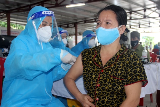 Nghệ An đề xuất tiêm vắc-xin phòng cho gần 8000 người làm việc tại các chợ trong toàn tỉnh