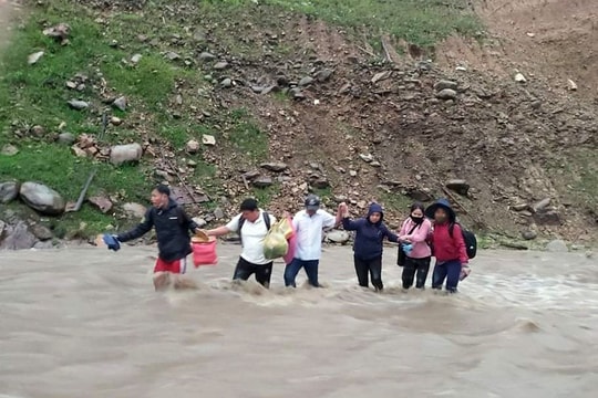 Gian nan cảnh giáo viên vùng cao Nghệ An vượt lũ đến trường 