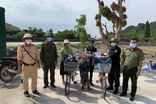 Công an thị xã Hoàng Mai hỗ trợ một gia đình đi xe đạp từ Nam Định về Kon Tum 