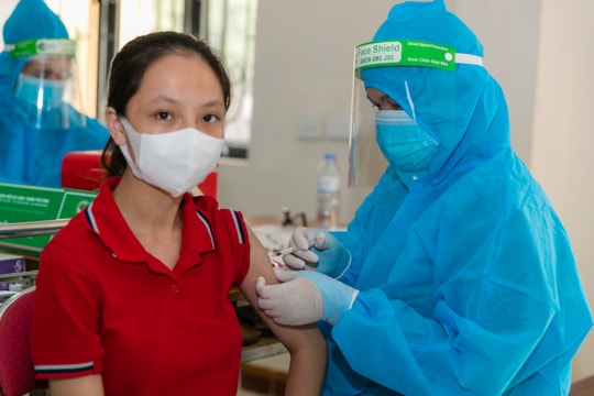 Bệnh viện Đa khoa thành phố Vinh tiêm vắc-xin Covid-19 an toàn cho cộng đồng
