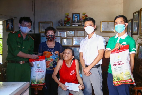 Chuyến xe đặc biệt của nhà tài trợ SLNA đưa 'Hạt gạo nghĩa tình' đến Nghệ An 