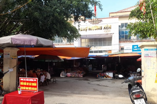 'Bỏ ngoài sổ sách' hơn 340 triệu tiền phí thu được từ chợ, 4 cán bộ bị khởi tố