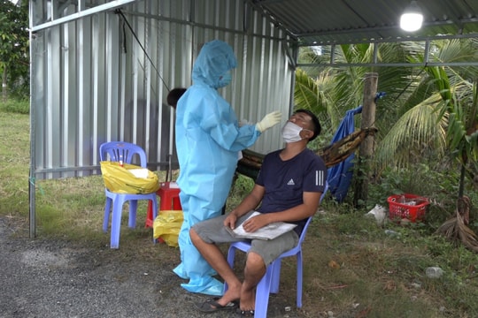 Xe tải luồng xanh chở người nghi nhiễm Covid-19 trong thùng xe