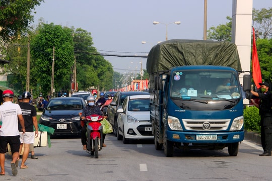 Cảnh ùn ứ tại các cửa ngõ ra vào TP. Vinh ngày  đầu thực  hiện Chỉ thị 15
