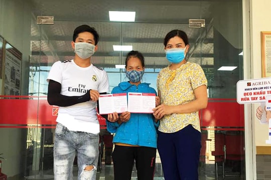 Trao 2 sổ tiết kiệm trị giá hơn 100 triệu đồng cho gia đình bị hỏa hoạn