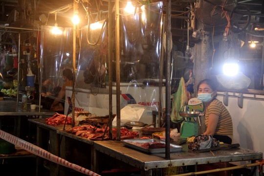 TP Vinh: Chợ vắng đến không ngờ trong ngày đầu mở cửa trở lại