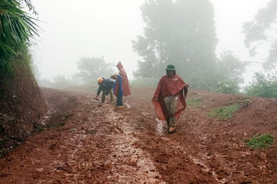 Giáo viên vùng cao Nghệ An lội bùn vào bản 'gọi' học trò đến lớp