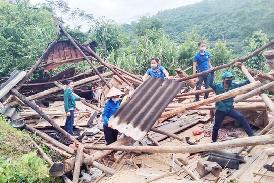 Một ngôi nhà ở vùng cao Nghệ An đổ sập do mưa lớn