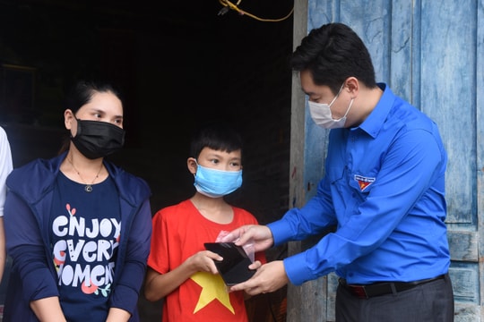 Tỉnh đoàn Nghệ An trao quà Trung thu, tặng máy tính bảng cho học sinh có hoàn cảnh khó khăn