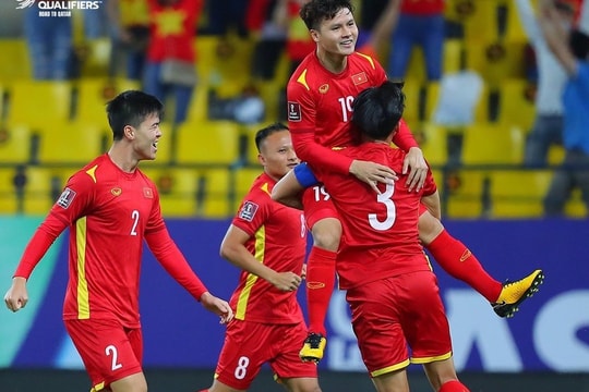 Bóng đá Việt và 'mũi đột kích' để tiến ra biển lớn