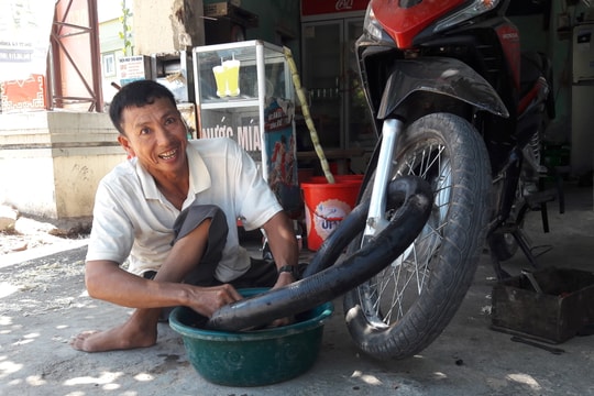 Nghị lực phi thường và chuyện tình đẹp của chàng trai bại liệt