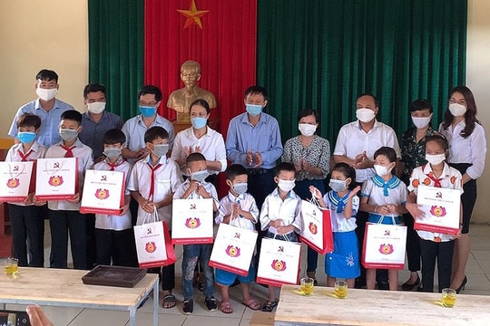 Ban Tổ chức Tỉnh ủy tặng 10 điện thoại thông minh cho học sinh khó khăn