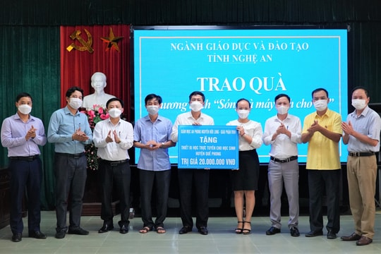 Trao quà của Giám mục Giáo phận Vinh cho học sinh nghèo các huyện miền núi