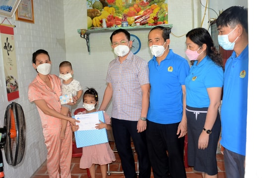 Công đoàn Y tế Nghệ An tặng quà Trung thu cho con cán bộ y tế tuyến đầu chống dịch