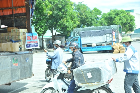 Nghệ An: Xe khách 'đắp chiếu' nằm chờ, xe tải tấp nập ra, vào bến 