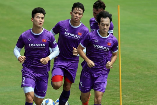 Thầy Park rèn thể lực tuyển Việt Nam giữa trời nắng gắt