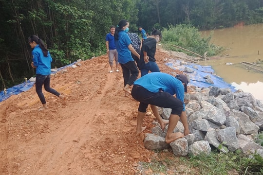 Gia cố thêm đá hộc, đất sỏi nơi thân đập Bàn Vàng bị vỡ 