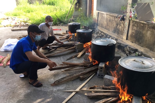 Làng quê chộn rộn gói bánh chưng đón Tết Trung thu 