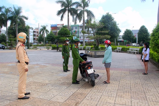 Phớt lờ lệnh cấm, quán cà phê tại TP. Vinh ngang nhiên phục vụ khách tại chỗ