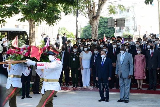 Đồng chí Nguyễn Xuân Phúc đặt vòng hoa tại Tượng đài Chủ tịch Hồ Chí Minh ở Thủ đô La Habana