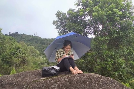 Lên núi, dựng lán 'hứng sóng' để học trực tuyến