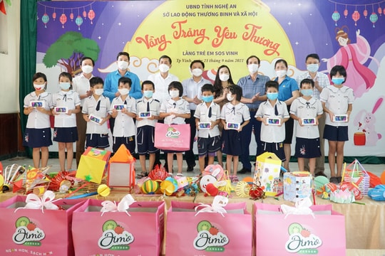 Sở Giáo dục và Đào tạo tặng quà và vui Tết Trung thu với Làng trẻ em SOS Vinh