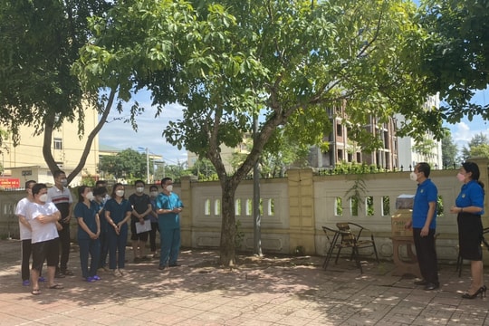 Công đoàn ngành Y tế trao quà cho 60 y, bác sĩ hoàn thành nhiệm vụ tăng viện cho TP Hồ Chí Minh