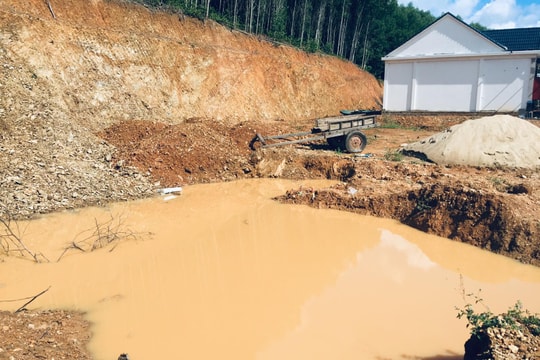 Cháu bé 4 tuổi nghi rơi xuống hố đuối nước thương tâm