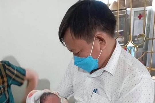 Phát hiện cháu bé trong túi bóng ở vườn nhà dân