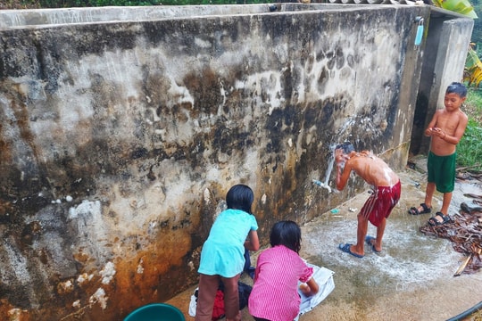 Giáo viên vùng cao Nghệ An băng rừng tìm nước cho học trò