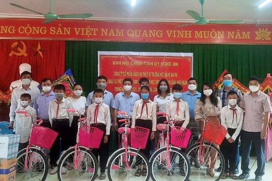Ban Nội chính Tỉnh ủy tặng quà cho học sinh nghèo huyện Quỳ Châu