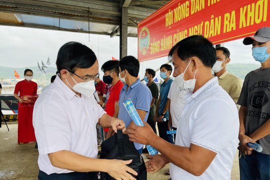 Tặng cờ Tổ quốc và túi đựng thuốc cho ngư dân vươn khơi bám biển
