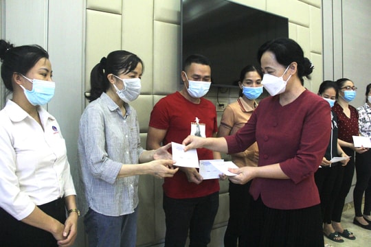 Đảng ủy Khối Doanh nghiệp tặng 360 suất quà cho công nhân có hoàn cảnh khó khăn