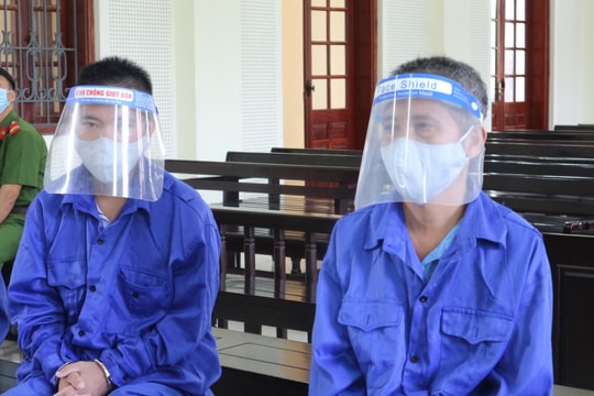 Cha và con trai cùng vào tù vì buôn heroin