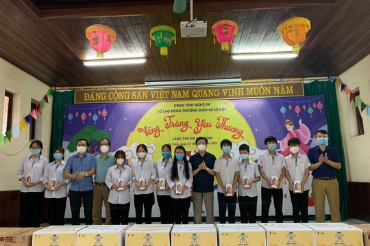 Sở Lao động Thương binh & Xã hội tặng 10 điện thoại cho học sinh Làng trẻ em SOS Vinh