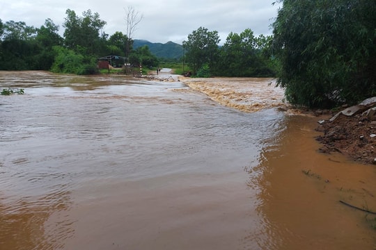 Mưa lớn gây chia cắt, úng ngập cục bộ ở Thanh Chương