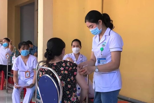 Hơn 45.000 giáo viên ở Nghệ An đã hoàn thành tiêm vắc-xin mũi 1