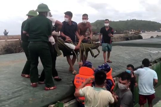 Cảnh sát biển vùng 1 cấp cứu thuyền viên gặp nạn trên biển Quảng Bình