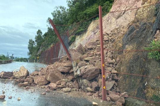 Mưa lớn, rú Nguộc Thanh Chương tiếp tục bị sạt lở